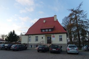 Budynek, na którym zlokalizowana jest stacja referencyjna.