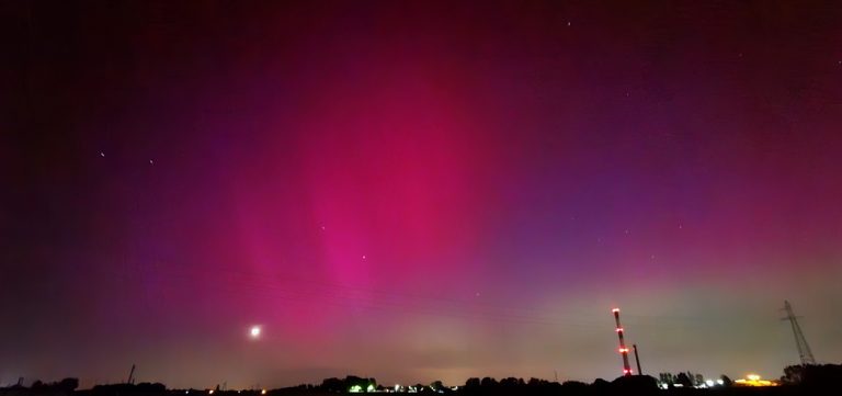 Zdjęcie przedstawia zorzę polarną nad Polską.
